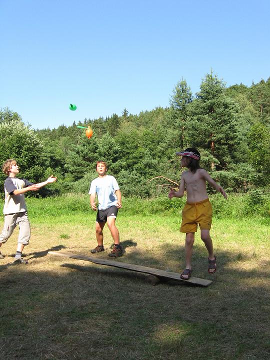 269 - Přeprava vody přes puklinu - Ondra odpaluje, Filip a Jáchym chytají.JPG